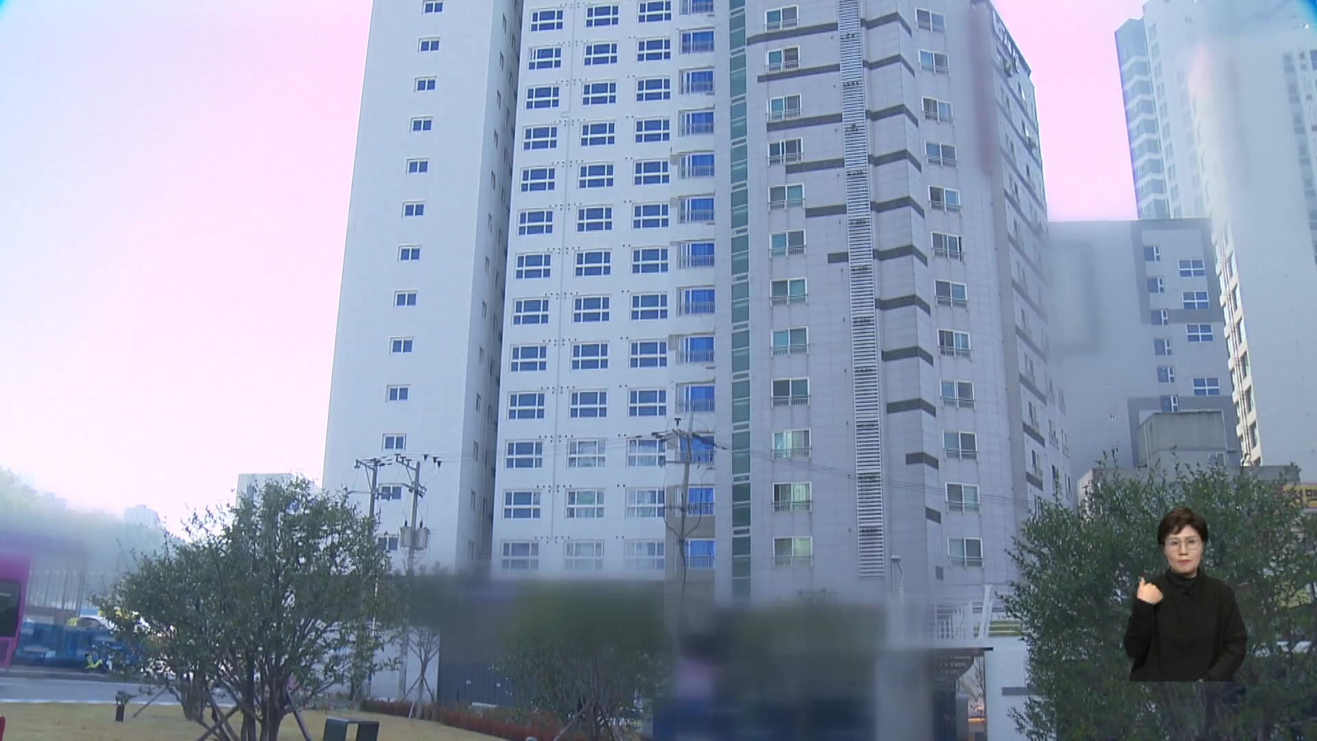 2년째 공사 멈춘 아파트... 이자만 '10억 원'