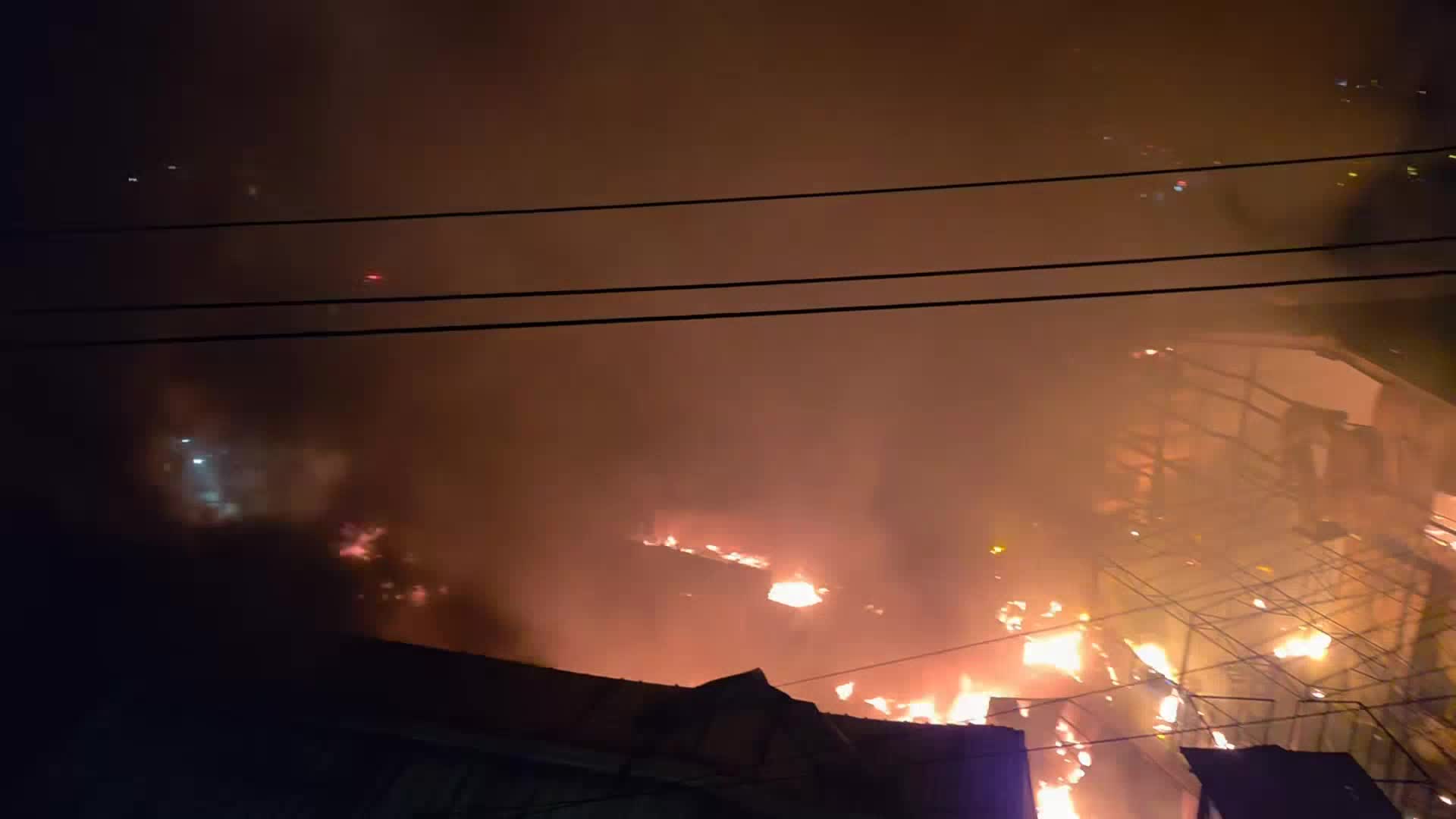 '김해 공장 화재' 산불로 확대...강풍 탓 진화 어려움