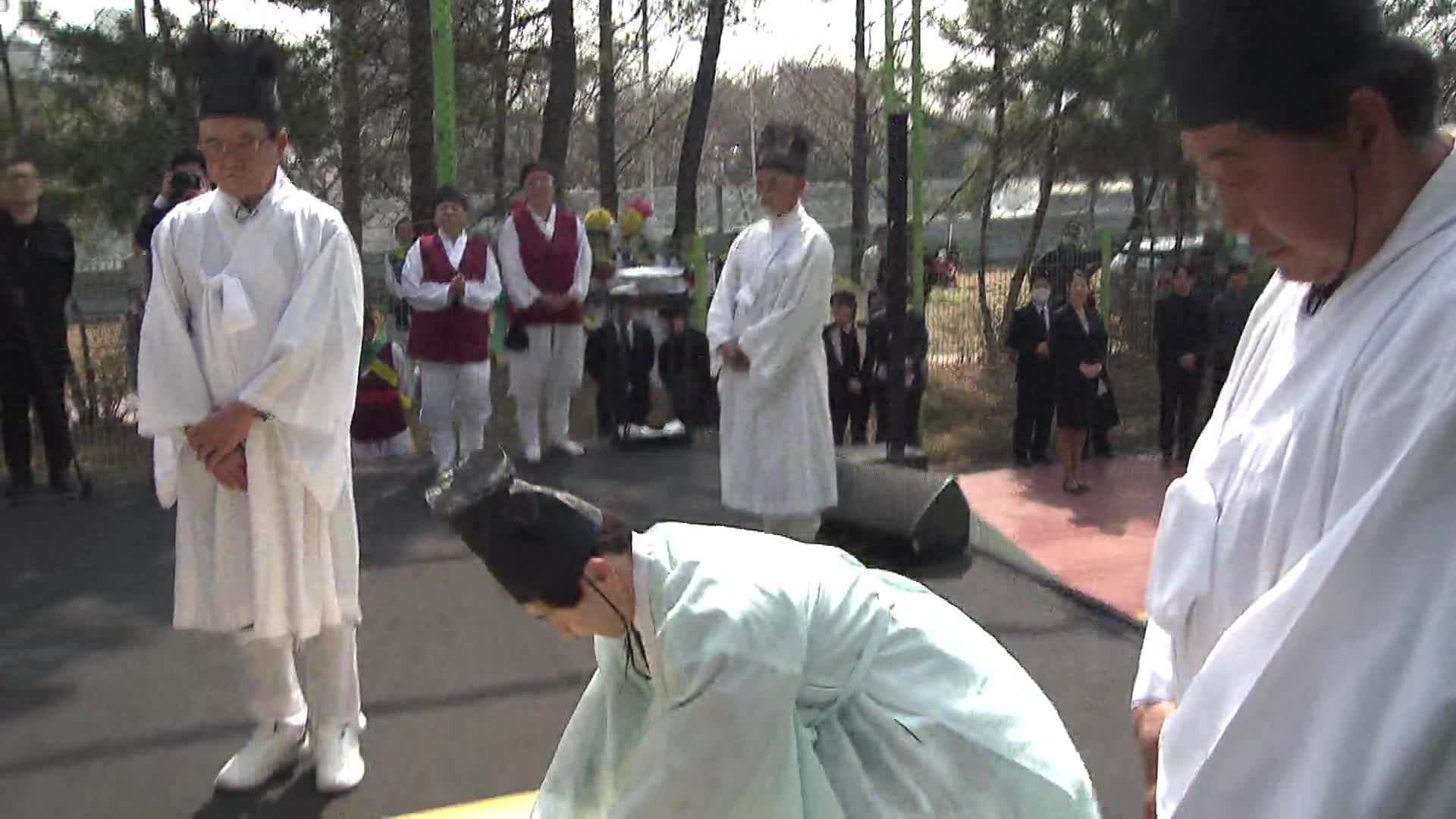 부산 북구청 신청사 부지 무연고 분묘 위령제
