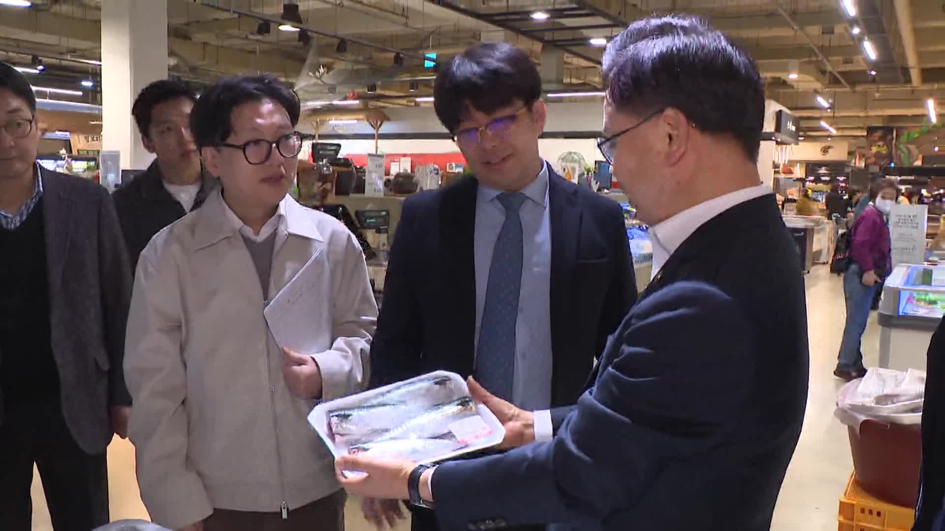 김성범 해수부 차관, 수산물 할인행사 현장점검