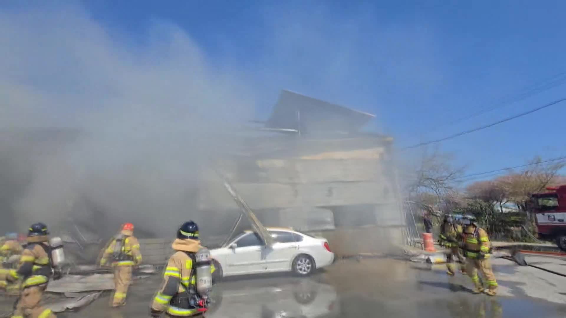 자동차 시트 제조공장 화재..직원 2명 대피